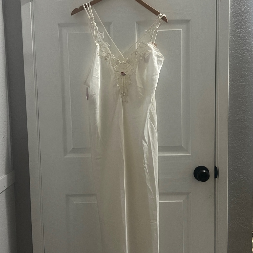 Cream Nightgown with Lace and Pink Rose

456 

P2P 21 inches